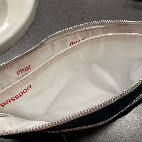 Lululemon athletics belt bag / Fanny Pack. - Picture 3 of 4